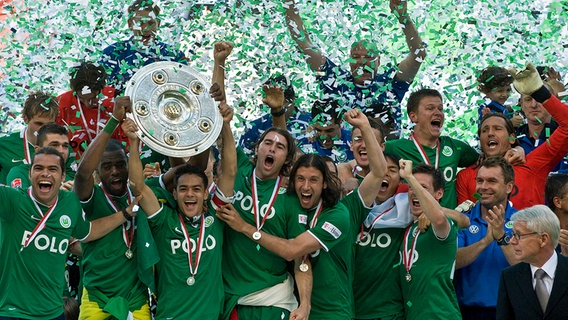 Die Wolfsburger Spieler feiern 2009 die deutsche Meisterschaft. © picture alliance 7 dpa 