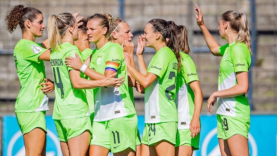 Die Wolfsburger Spielerinnen jubeln. © picture alliance / dpa 