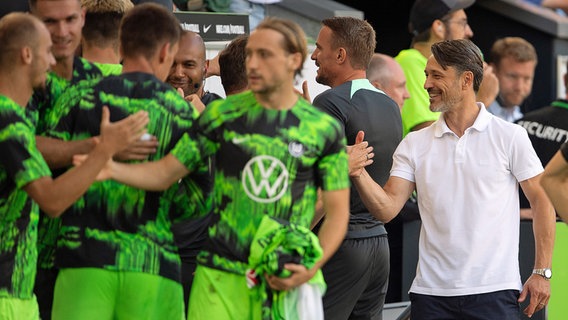 Die Spieler des VfL Wolfsburg und Trainer Niko Kovac (2. v. r.) klatschen ab. © picture alliance / dpa Foto: Swen Pförtner