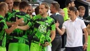 Die Spieler des VfL Wolfsburg und Trainer Niko Kovac (2. v. r.) klatschen ab. © picture alliance / dpa Foto: Swen Pförtner