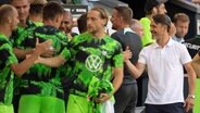 Die Spieler des VfL Wolfsburg und Trainer Niko Kovac (2. v. r.) klatschen ab. © picture alliance / dpa Foto: Swen Pförtner