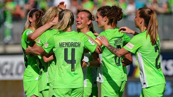 Jubel bei den Frauen des VfL Wolfsburg © IMAGO/Oliver Baumgart 