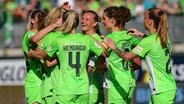 Jubel bei den Frauen des VfL Wolfsburg © IMAGO/Oliver Baumgart 