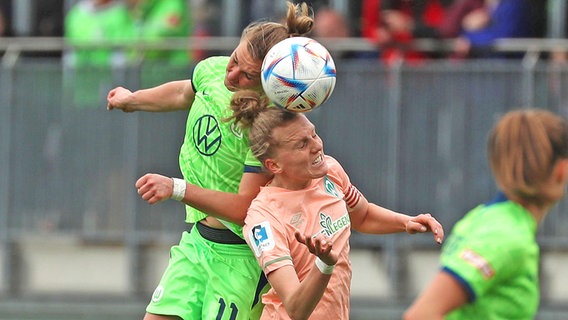 Alexandra Popp (l.) vom VfL Wolfsburg im Duell mit Lina Hausicke von Werder Bremen © IMAGO / regios24 