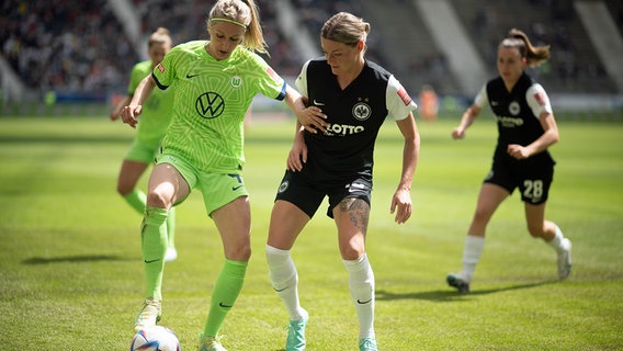 Die Wolfsburgerin Kathrin Hendrich im Duell mit Frankfurts Verena Hanshaw © picture alliance / dpa 