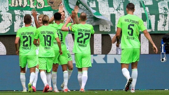 Spieler des VfL Wolfsburg bejubeln das 1:0 gegen Eintracht Frankfurt. © Imago Images Foto: Jan Huebner