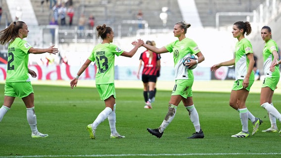 Jubel beim VfL Wolfsburg um Alexandra Popp © IMAGO / Jan Huebner 