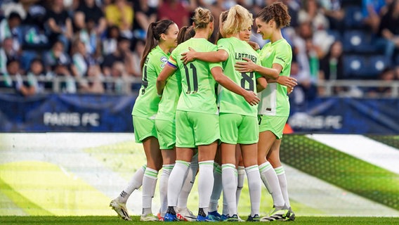 Jubel bei den Fußballerinnen des VfL Wolfsburg © IMAGO / Sports Press Photo 