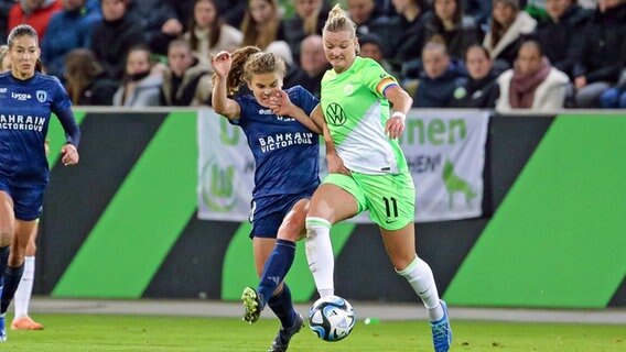 Wolfsburgs Alexandra Popp (r.) und Daphne Corboz vom Paris FC kämpfen um den Ball. © IMAGO / foto2press 