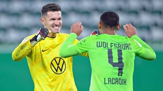 Pavao Pervan und Maxence Lacroix vom VfL Wolfsburg jubeln © IMAGO/RHR-Foto 