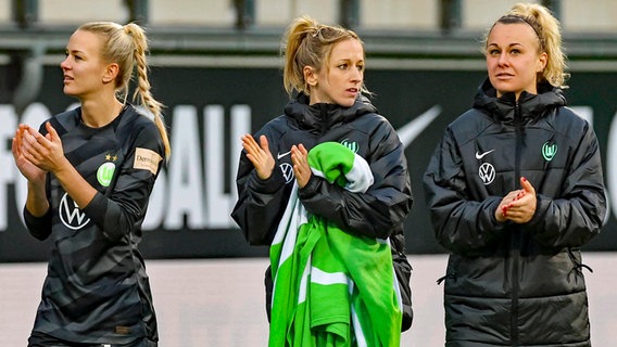 Merle Frohms, Kathrin Hendrich und Lena Lattwein vom VfL Wolfsburg bedanken sich bei ihren Fans mit Applaus © IMAGO/eu-images 