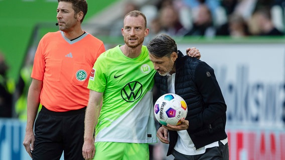 Maximilian Arnold (l.) mit VfL-Trainer Robert Kovac © picture alliance/dpa | Swen Pförtner 
