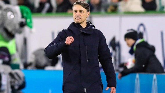 Trainer Niko Kovac ballt zuversichtlich die Faust. © IMAGO / Christian Schroedter 