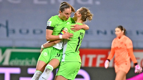 Jubel bei Ewa Pajor und Alexandra Popp (v.l.) vom VfL Wolfsburg © IMAGO / foto2press 