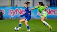 Zweikampf zwischen den Fußballerinnen Ereleta Memeti von der TSG Hoffenheim (l.) und der Wolfsburgerin Joelle Wedemeyer © IMAGO/Oliver Zimmermann 