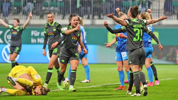 Marina Hegering (r.) vom VfL Wolfsburg bejubelt ihr Tor zum 1:0 gegen RB Leipzig © IMAGO / regios24 