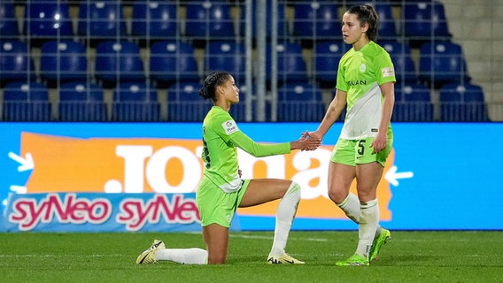 Sveindis Jane Jonsdottir (Wolfsburg, 23), Lena Sophie Oberdorf (Wolfsburg, 5), Spielerinnen vom VfL Wolfsburg, enttäuscht nach der Niederlage bei der TSG Hoffenheim © imago / foto 2 press 