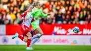 Bayerns Lea Schüller versucht, an der Wolfsburgerin Kathrin Hendrich vorbeizulaufen © Wunderl Foto: IMAGO/BEAUTIFUL SPORTS