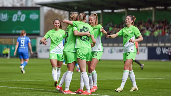 Wolfsburgs Spielerinnen bejubeln einen Treffer © Imago Images 