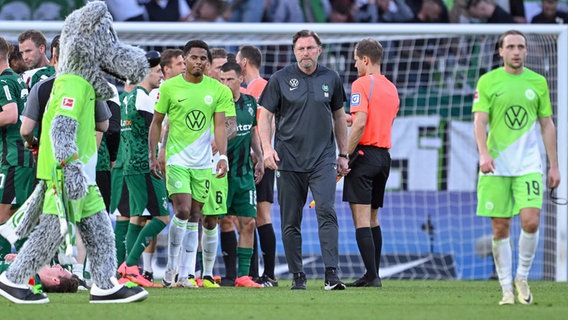 Enttäuschte Wolfsburger um Trainer Ralph Hasenhüttl (Mitte) © picture alliance / Teresa Kroeger/RHR-FOTO | RHR-FOTO 