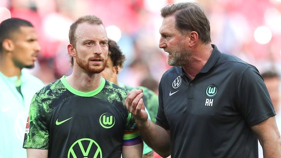 Maximilian Arnold vom VfL Wolfsburg und Trainer Ralph Hasenhüttl diskutieren. © IMAGO / Jan Huebner 