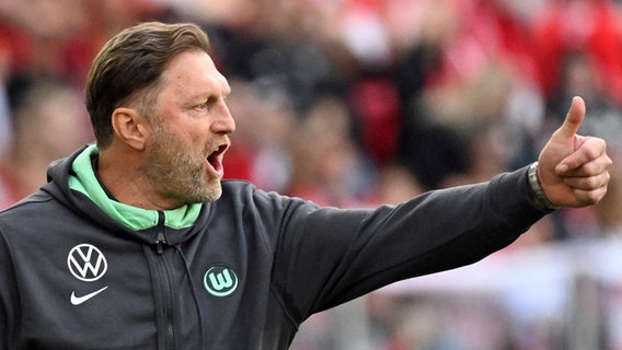 Ralph Hasenhüttl reckt den Daumen in die Höhe. © IMAGO / Jan Huebner 