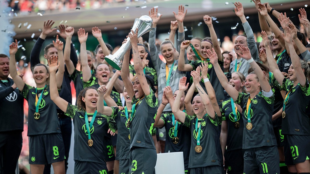 Zehnter DFB-Pokal-Titel in Serie: Wolfsburgs Frauen bezwingen FCB