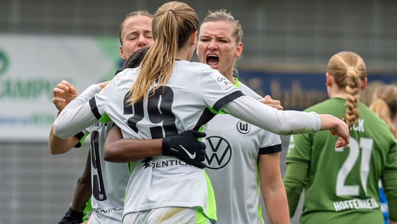 Wolfsburgs Alexandra Popp (Mitte) jubelt mit ihren Teamkolleginnen © IMAGO / Eibner 