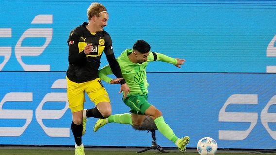 Dortmunds Julian Brandt (l.) im Zweikampf mit Wolfsburgs Mohamed Amoura © Imago Images 