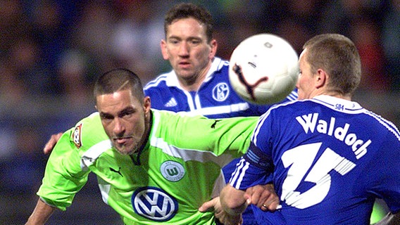 Wolfsburgs Stürmer Tomislav Maric (l.) setzte sich gegen die Schalker Marco van Hoogdalem und Tomasz Waldoch (r.) durch. © picture-alliance / dpa 
