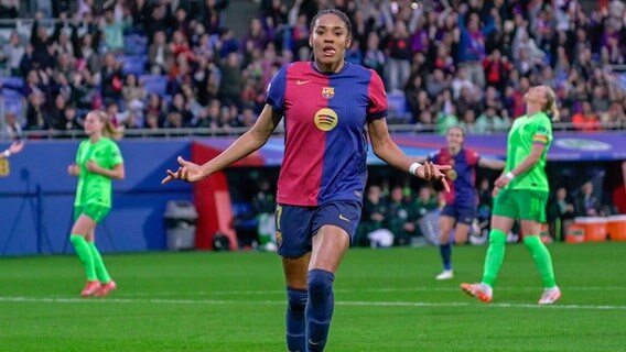 Salma Paralluelo vom FC Barcelona jubelt © IMAGO / Sports Press Photo 