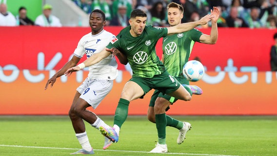 Die Wolfsburger Konstantinos Koulierakis (M.) und Kilian Fischer (r.) im Kampf um den Ball © IMAGO/regios24 Foto: Darius Simka