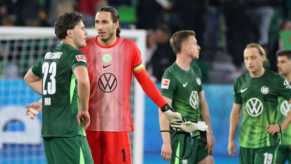 Die Wolfsburger Jonas Wind (l.) und Kamil Grabara im Zwiegespräch © IMAGO/regios24 Foto: Darius Simka