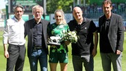 Geschäftsführer Michael Meeske (v.l., VfL Wolfsburg), Geschäftsführer Dr. Tim Schumacher (VfL Wolfsburg), Kathrin Hendrich (VfL Wolfsburg), Geschäftsführer Peter Christiansen (VfL Wolfsburg) und Sportdirektor Ralf Kellermann (VfL Wolfsburg) © IMAGO / regios24 