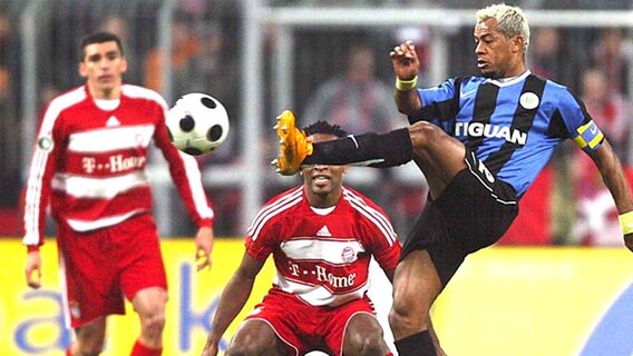 Der Wolfsburger Marcelinho (r.) im Pokalspiel gegen den FC Bayern München © dpa 