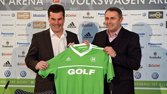 Wolfsburgs Trainer Dieter Hecking (l.) und Manager Klaus Allofs © dpa - Bildfunk Foto: Peter Steffen