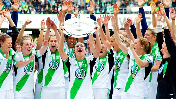 Jubel bei den Wolfsburger Fußballerinnen über den Meisterschaftsgewinn © imago/Schroedter Foto: Christian Schroedter