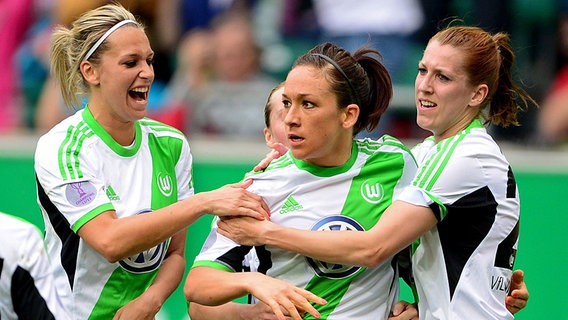 Die Wolfsburger Spielerinnen feiern einen Treffer. © dpa - Bildfunk Foto: Peter Steffen
