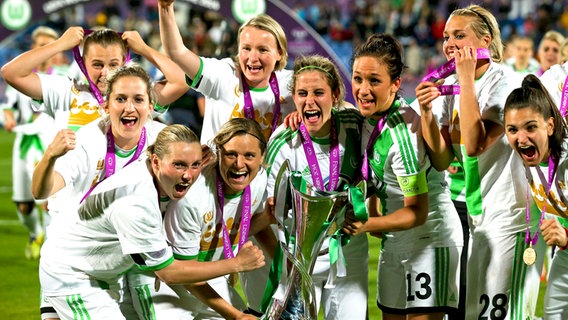 Wolfsburgs Spielerinnen feiern mit dem Pokal © dpa-bildfunk Foto: Jose Sena Goulao