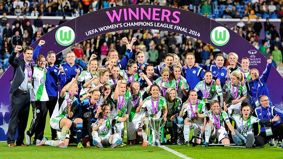 Die Wolfsburger Frauen bejubeln den Sieg in der Champions League. © Witters Foto: Carl Sandin