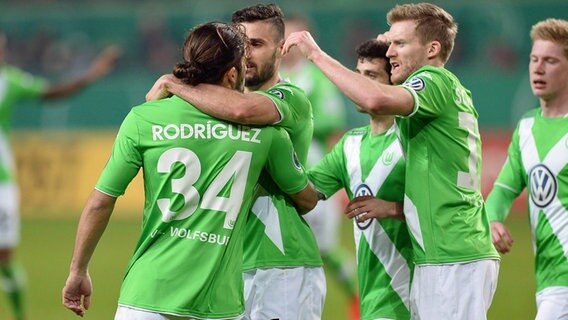 Wolfsburgs Ricardo Rodriguez (l.) bejubelt seinen Treffer mit Daniel Caligiuri (2.v.l.) und André Schürrle (2.v.r.). © Imago 
