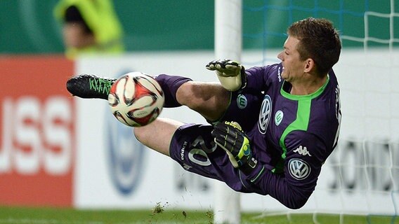 Wolfsburgs Keeper Max Grün hält einen Elfmeter. © imago 