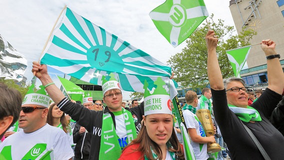 Wolfsburgs Fans zeigen eine Flagge bei der Pokalfeier, die an Junior Malanda errinert. © picture alliance Foto: Jens Wolf