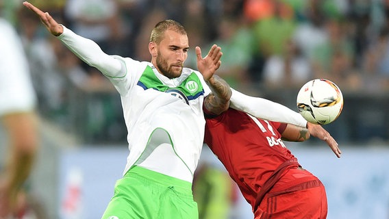 Wolfsburgs Bas Dost (l.) im Kopfballduell gegen Jerome Boateng. © Witters Foto: Tay Duc Lam