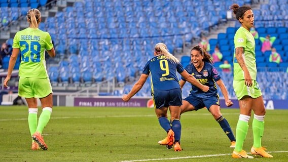 Frust bei den Wolfsburgerinnen Lena Goeßling (l.) und Sara Doorsoun (r.) nach dem Gegentor zum 0:1 durch Eugenie Le Sommer (2.v.l.) im Champions--League-Finale gegen Lyon © picture alliance/DPPI 