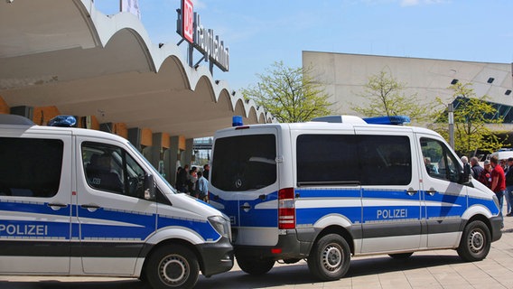 Polizeiaufgebot vor dem Wolfsburger Hauptbahnhof © IMAGO / regios24 