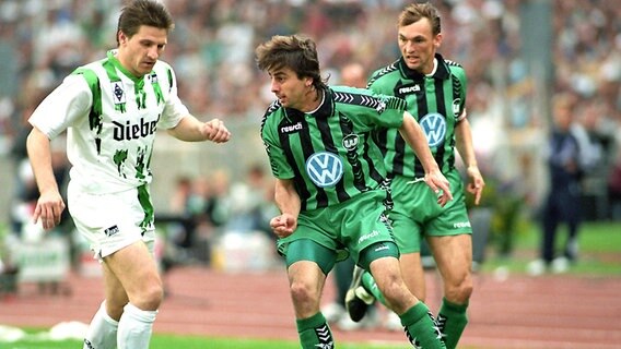 Claus Dieter Wollitz (r.) als Wolfsburg-Profi im Pokalfinale 1995 gegen Mönchengladbach (mit Thomas Kastenmaier, l.,und Siegfried Reich) © picture-alliance / dpa Foto: Wolfgang Kumm