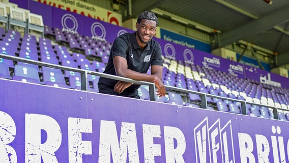 Kwasi Okyere Wriedt auf der Tribüne der Bremer Brücke. © IMAGO / osnapix 