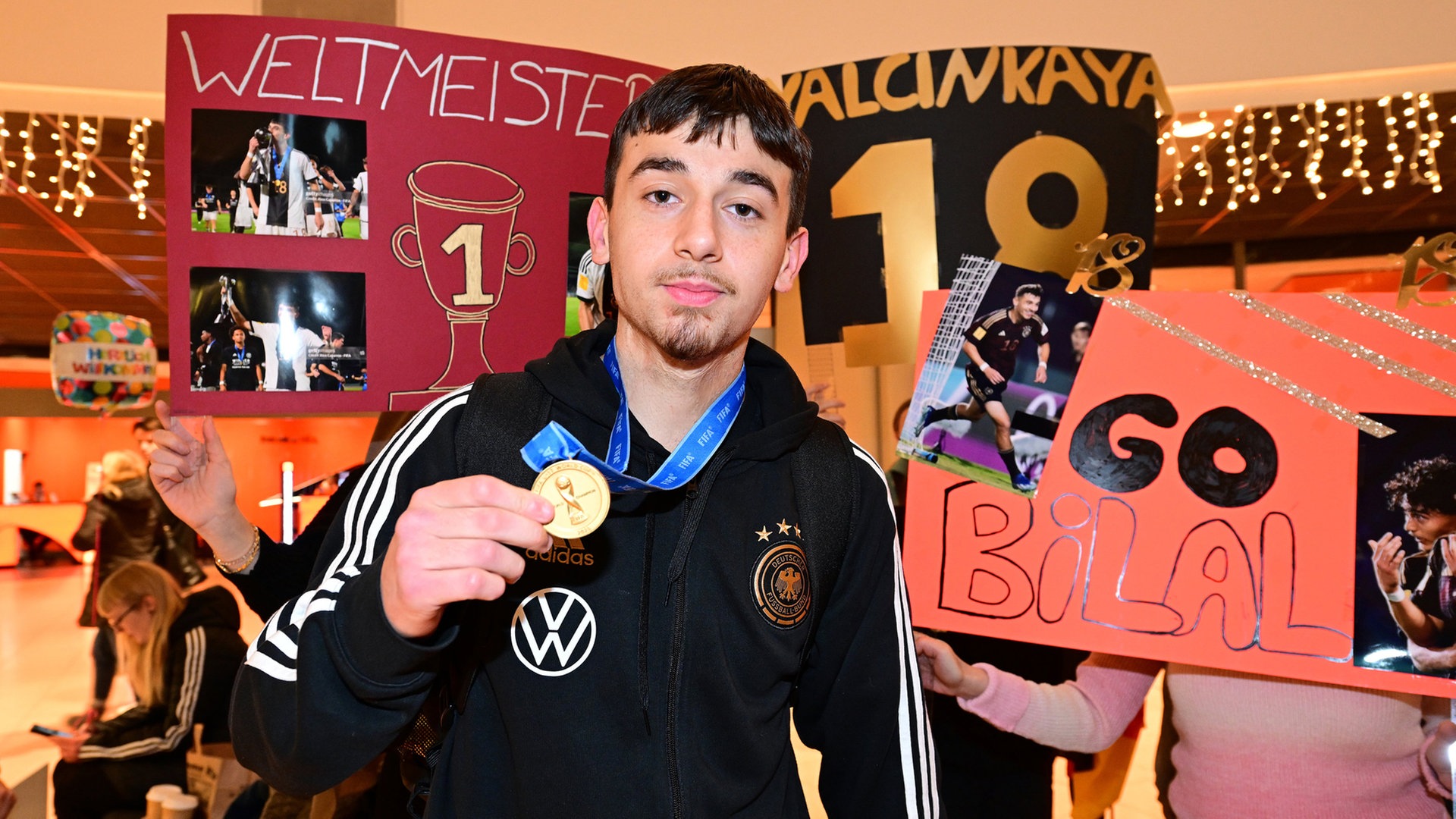HSV-Youngster Yalcinkaya nach WM-Sieg begeistert in Hamburg empfangen