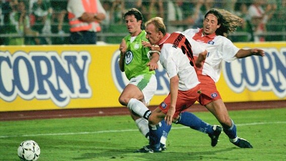 Hamburgs Martin Zafirov (r.) sieht bei seinem Bundesligadebüt 1997 die Rote Karte. © IMAGO / Rust 